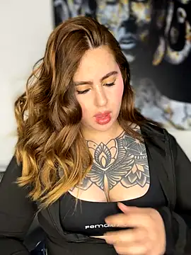 Snapshot of ValerieHilton chatting on October 1, 2025, 10:49 pm ValerieHilton online show from October 1, 2025, 10:49 pm