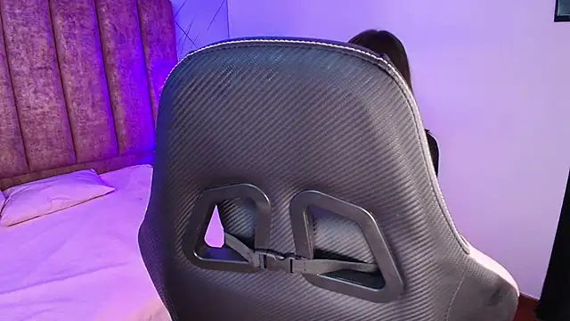 Fluffy Bubble21 online show from November 30, 2025, 4:27 am