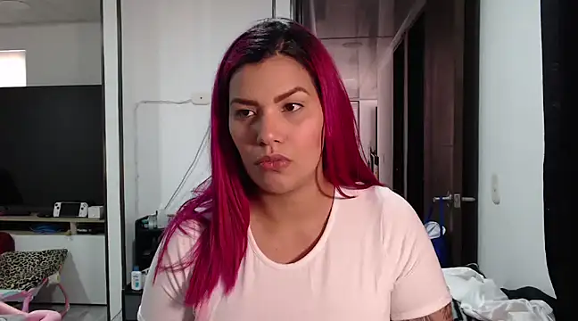 Snapshot of CarolinaRincon chatting on February 5, 2025, 7:53 pm CarolinaRincon online show from February 5, 2025, 7:53 pm