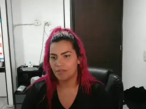 Snapshot of CarolinaRincon chatting on February 28, 2025, 1:37 am CarolinaRincon online show from February 28, 2025, 1:37 am