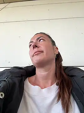 Snapshot of eveangelll chatting on December 18, 2024, 11:45 am eveangelll online show from December 18, 2024, 11:45 am