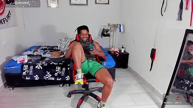 AlejoKhalifa  online show from November 22, 2025, 11:53 am