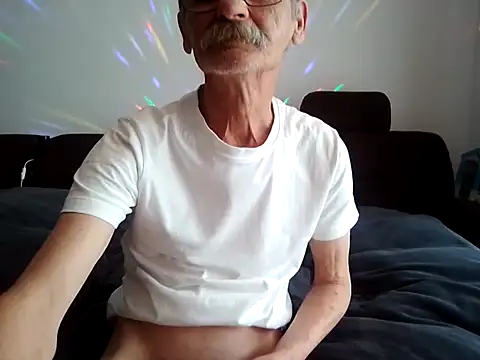 Snapshot of oleg049 chatting on July 4, 2026, 11:05 am oleg049 online show from July 4, 2026, 11:05 am