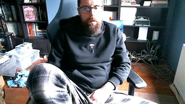 Snapshot of MeSteff chatting on November 9, 2025, 8:23 am MeSteff online show from November 9, 2025, 8:23 am