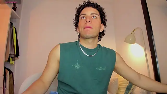 Snapshot of Curlblue chatting on December 2, 2025, 9:32 pm Curlblue online show from December 2, 2025, 9:32 pm