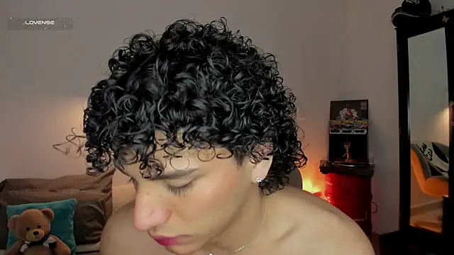 Snapshot of Curlblue chatting on December 16, 2025, 1:32 am Curlblue online show from December 16, 2025, 1:32 am