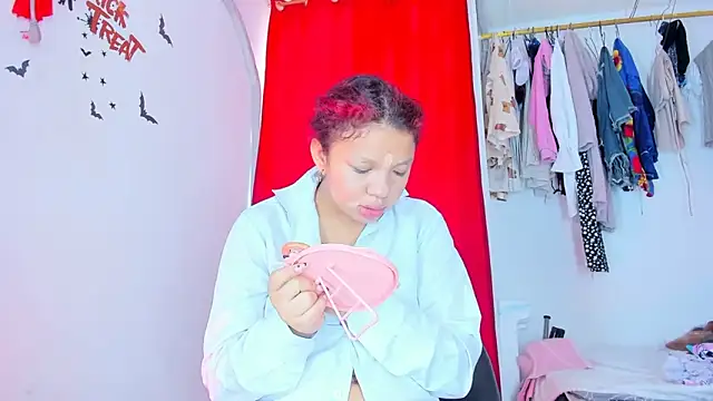 Emily Coper18 online show from November 1, 2025, 1:24 pm