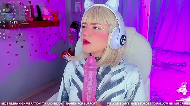 Snapshot of Tiny__Emmy chatting on February 17, 2025, 10:25 pm Tiny Emmy online show from February 17, 2025, 10:25 pm