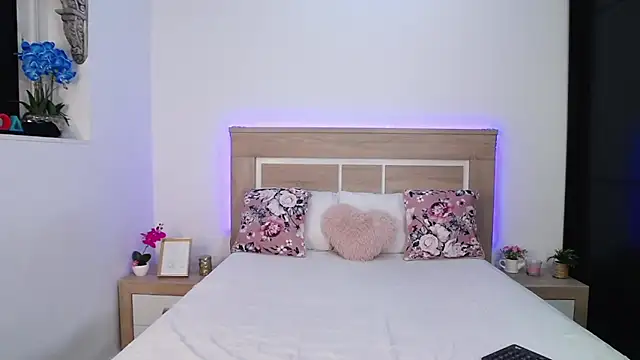 Snapshot of AylinRoss chatting on December 17, 2025, 8:37 pm AylinRoss online show from December 17, 2025, 8:37 pm