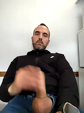 Snapshot of leon3875 chatting on December 3, 2025, 3:32 pm leon3875 online show from December 3, 2025, 3:32 pm