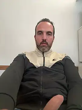 leon3875 online show from February 25, 2026, 3:32 pm