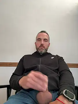 leon3875 online show from April 1, 2026, 3:42 pm