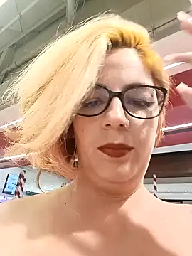 Snapshot of Escarlate4you_ chatting on November 12, 2025, 12:33 am Escarlate4you online show from November 12, 2025, 12:33 am