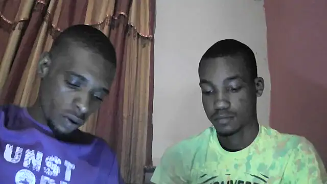 Snapshot of CameronandAiden chatting on December 14, 2024, 11:45 pm CameronandAiden online show from December 14, 2024, 11:45 pm