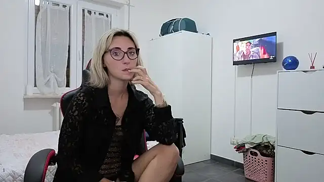 Snapshot of sexy_blondie92 chatting on October 1, 2025, 9:43 pm sexy blondie92 online show from October 1, 2025, 9:43 pm