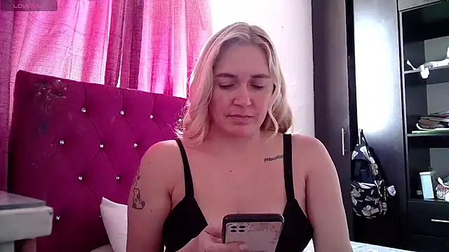 Izury Blondee online show from October 22, 2025, 8:08 pm