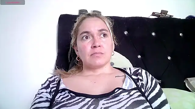 Izury Blondee online show from November 17, 2025, 5:41 pm