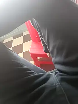 Snapshot of HeftyTheory7 chatting on October 28, 2025, 8:29 am HeftyTheory7 online show from October 28, 2025, 8:29 am