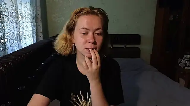 Snapshot of Riley_Roo chatting on July 15, 2026, 6:07 am Riley Roo online show from July 15, 2026, 6:07 am
