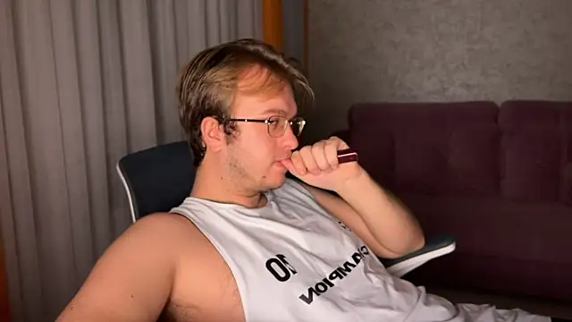 kiopiggy online show from November 28, 2025, 3:53 am