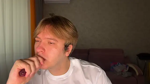 kiopiggy online show from December 14, 2025, 12:32 pm