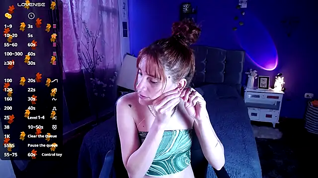 Snapshot of IsaBaileys_ chatting on November 4, 2025, 8:19 pm IsaBaileys online show from November 4, 2025, 8:19 pm