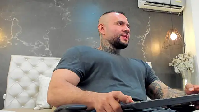 Snapshot of BruceDallas chatting on December 2, 2024, 12:09 am BruceDallas online show from December 2, 2024, 12:09 am