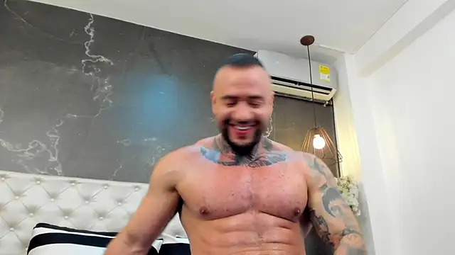 Snapshot of BruceDallas chatting on December 4, 2024, 12:52 am BruceDallas online show from December 4, 2024, 12:52 am