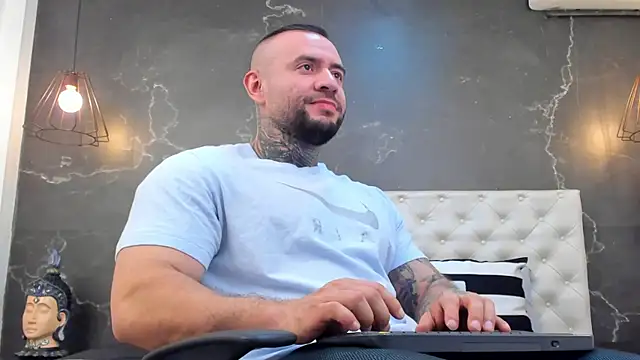 Snapshot of BruceDallas chatting on December 6, 2024, 12:02 am BruceDallas online show from December 6, 2024, 12:02 am