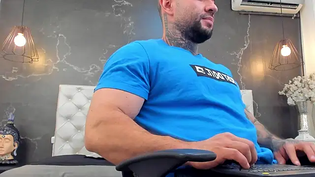 Snapshot of BruceDallas chatting on December 7, 2024, 2:20 am BruceDallas online show from December 7, 2024, 2:20 am