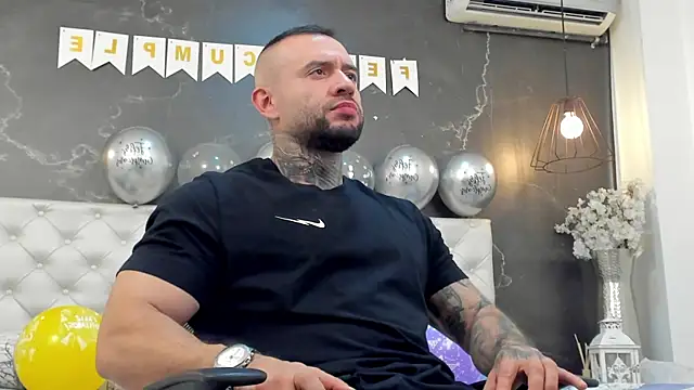 Snapshot of BruceDallas chatting on December 19, 2024, 3:07 am BruceDallas online show from December 19, 2024, 3:07 am