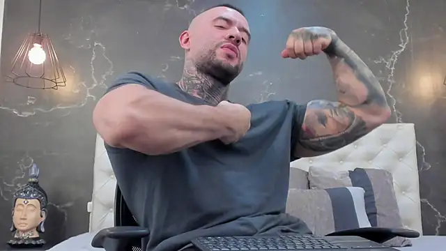 Snapshot of BruceDallas chatting on January 19, 2025, 2:15 am BruceDallas online show from January 19, 2025, 2:15 am