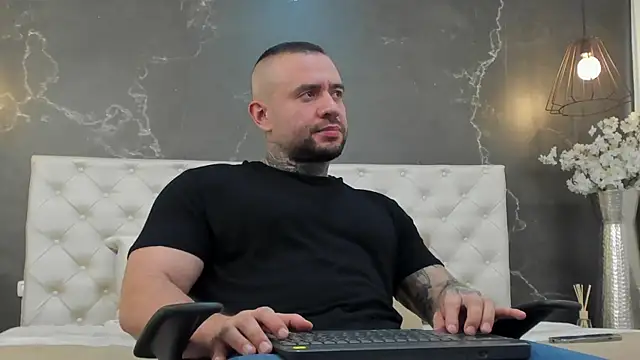 Snapshot of BruceDallas chatting on January 30, 2025, 12:18 am BruceDallas online show from January 30, 2025, 12:18 am