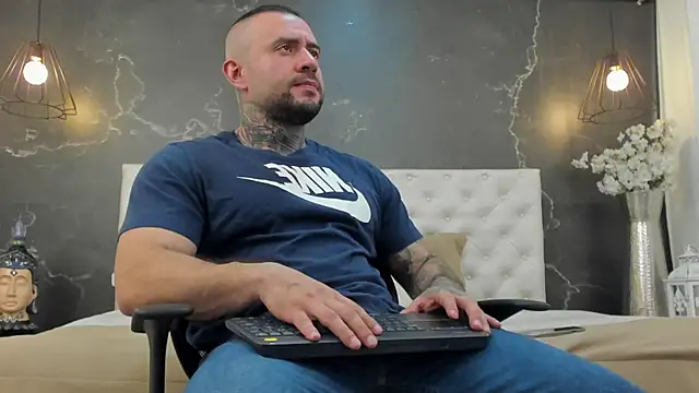 Snapshot of BruceDallas chatting on February 1, 2025, 11:58 pm BruceDallas online show from February 1, 2025, 11:58 pm