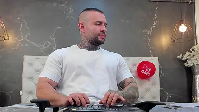 Snapshot of BruceDallas chatting on February 15, 2025, 2:37 am BruceDallas online show from February 15, 2025, 2:37 am