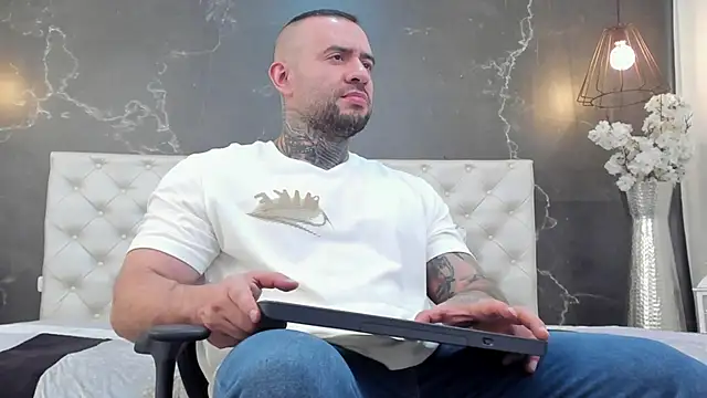 Snapshot of BruceDallas chatting on March 20, 2025, 11:23 pm BruceDallas online show from March 20, 2025, 11:23 pm