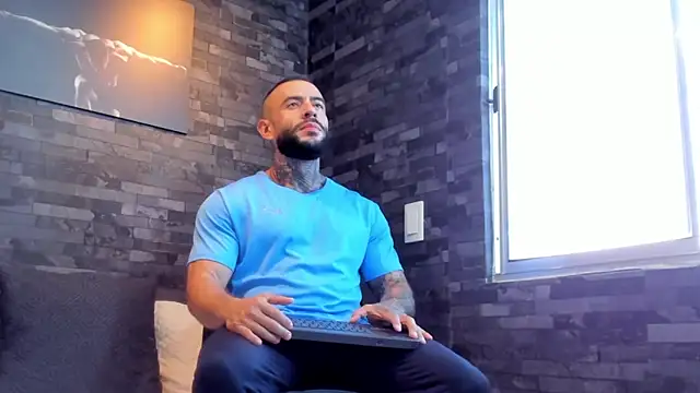 Snapshot of BruceDallas chatting on October 2, 2025, 9:44 pm BruceDallas online show from October 2, 2025, 9:44 pm