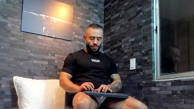 Snapshot of BruceDallas chatting on October 12, 2025, 11:26 pm BruceDallas online show from October 12, 2025, 11:26 pm