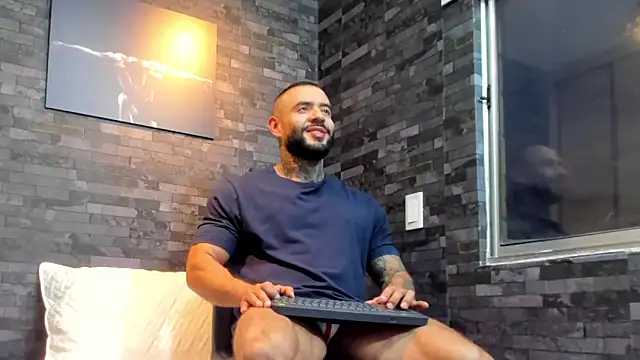 Snapshot of BruceDallas chatting on October 29, 2025, 11:06 pm BruceDallas online show from October 29, 2025, 11:06 pm