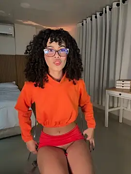 Lianh Benett online show from November 3, 2025, 2:35 am