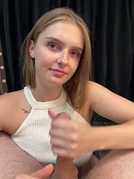 Snapshot of lovelly_molly chatting on November 17, 2025, 4:24 pm lovelly molly online show from November 17, 2025, 4:24 pm