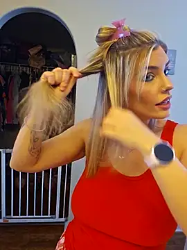 Snapshot of ellieconradxo chatting on December 15, 2025, 4:44 pm ellieconradxo online show from December 15, 2025, 4:44 pm