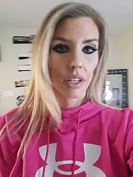 Snapshot of ellieconradxo chatting on August 6, 2026, 2:08 pm ellieconradxo online show from August 6, 2026, 2:08 pm