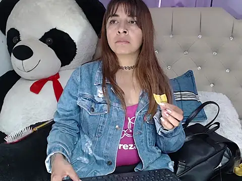 ameliefederline11 online show from December 22, 2025, 4:04 pm