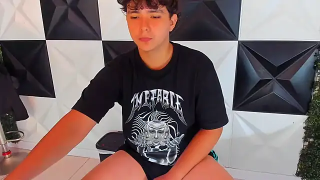 Snapshot of Dani_cumboy chatting on October 23, 2025, 3:33 pm Dani cumboy online show from October 23, 2025, 3:33 pm
