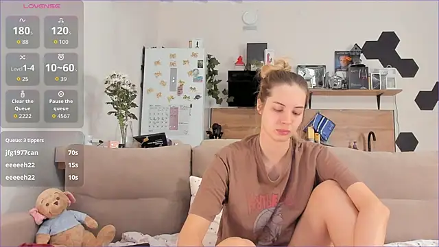 Girl alone home online show from October 25, 2025, 4:09 am