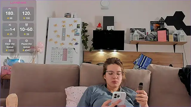 Girl alone home online show from November 20, 2025, 3:39 am