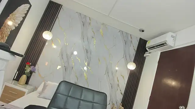 Tiff Valentine online show from February 1, 2025, 11:06 pm