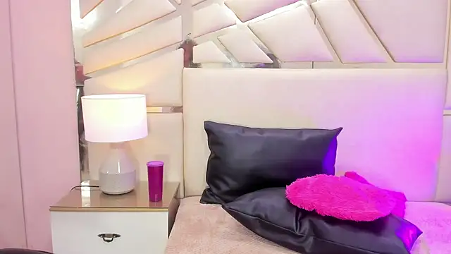 AlanaJones1 online show from January 22, 2025, 2:46 pm