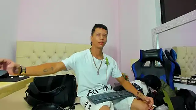 Snapshot of Ashley_James chatting on February 7, 2025, 2:50 am Ashley James online show from February 7, 2025, 2:50 am